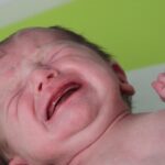 Bébé de 7 mois pleure dès que je le pose - Que faire ?