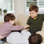 Comment encourager mon fils à se rapprocher des autres